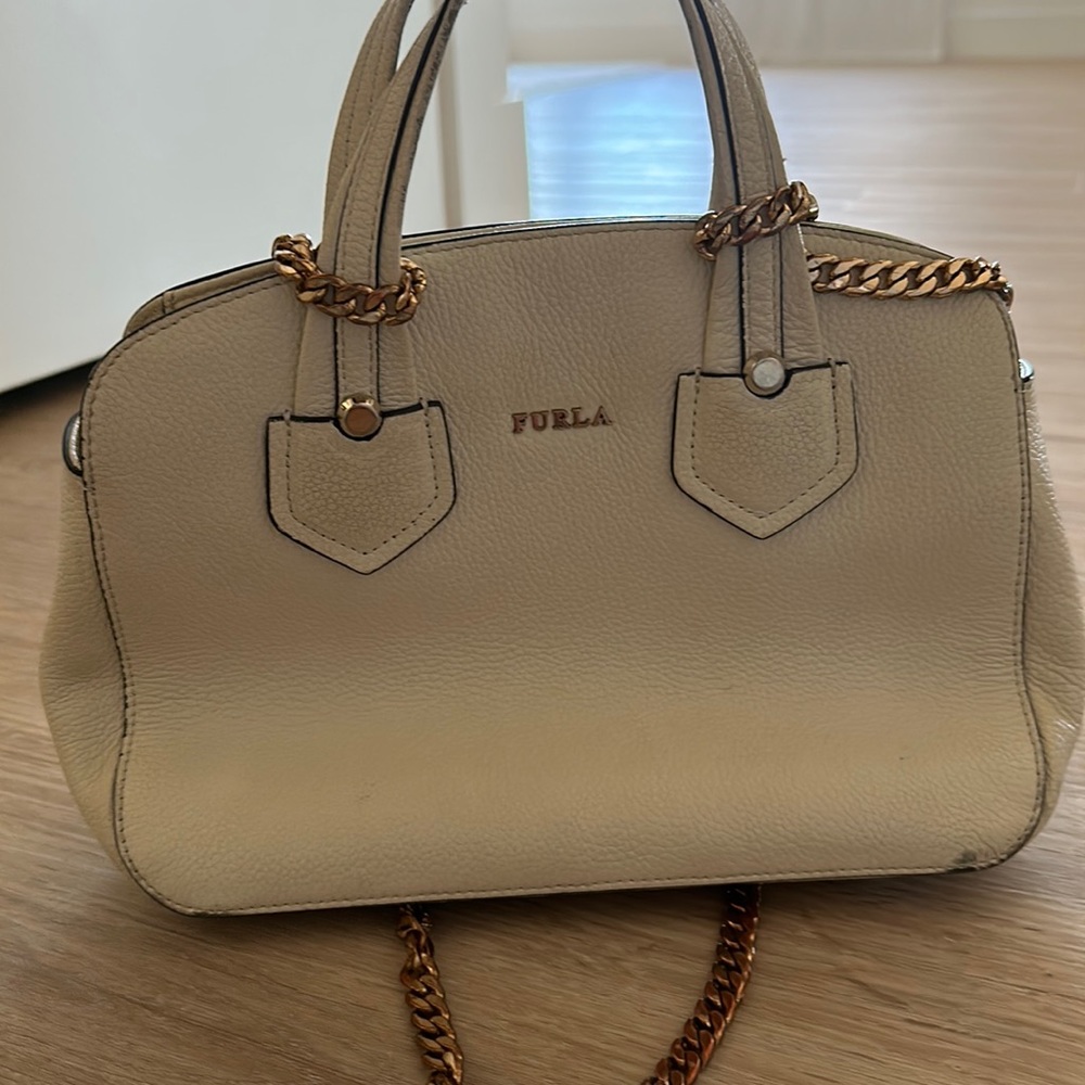FURLA WOMENS WHITE/CREAM HANDBAG. SLIGHTLY WORN COMES WITH GOLD CHAIN